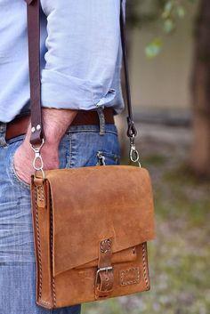 کیف دوشی مردانه چرم دست دوز (m1114)