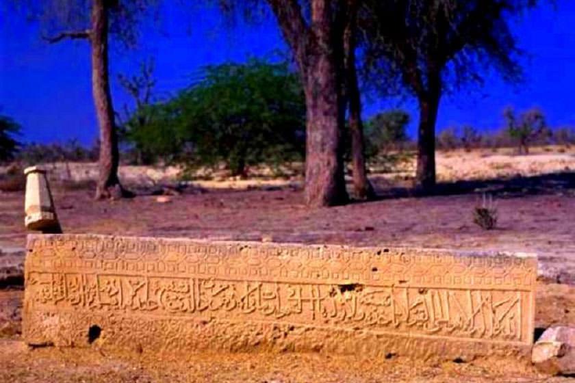 قبرستان روستای تم سنیتی - قشم (m88932)|ایده ها