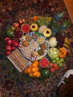 مدل سفره ی شب یلدا استفاده از مجمع بزرگ و کوچک و میوه آرایی