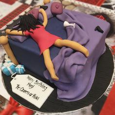 کیک تولد دخترانه شیک و لاکچری فوندانت دختر خواب آلود