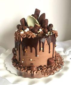 کیک تولد دخترانه شیک و لاکچری خامه شکلاتی