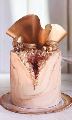 کیک تولد دخترانه شیک و لاکچری ترکیب صورتی و طلایی