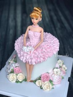 کیک تولد دخترانه شیک و لاکچری خامه دامن دخترک
