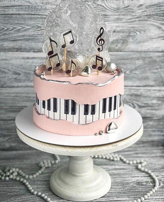 کیک تولد دخترانه شیک و لاکچری فوندانت پیانو|لیدی