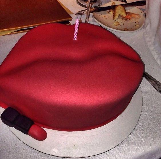 کیک تولد دخترانه قرمز به شکل لب|لیدی