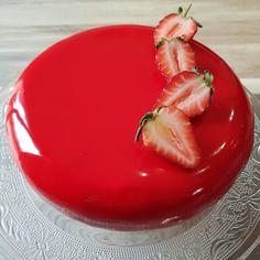 کیک تولد دخترانه قرمز با تزئین توت فرنگی