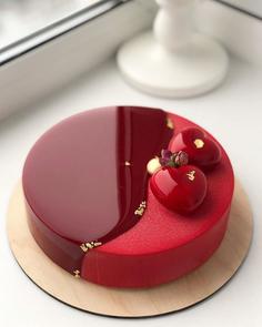 کیک تولد دخترانه قرمز با طیف دو رنگ