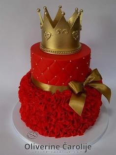 کیک تولد دخترانه قرمز با روبان طلایی و تم تاج