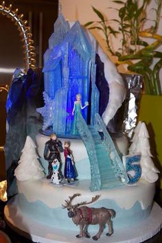 کیک تولد دخترانه السا و انا قلعه ی یخی