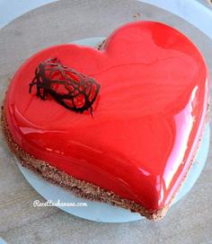 کیک تولد دخترانه قرمز با تزئین کاکائو
