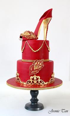 کیک تولد دخترانه قرمز با تم کفش