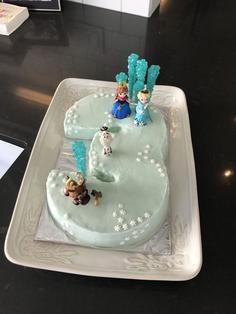 کیک تولد دخترانه السا و انا با کمک پایه عدد 3