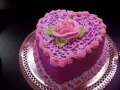 کیک تولد دخترانه قلب با تزئین خامه