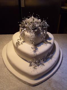 کیک تولد دخترانه قلب چند طبقه با گل نقره ای