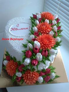 کیک تولد دخترانه قلب با تزئین گلهای طبیعی