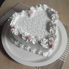 کیک تولد دخترانه قلب سفید ساده