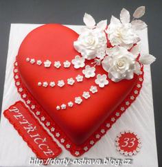 کیک تولد دخترانه قلب با تزئین گل فوندانت