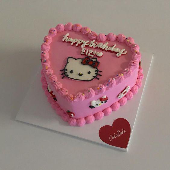 کیک تولد دخترانه کیتی به شکل قلب صورتی|لیدی
