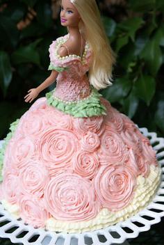 کیک تولد دخترانه پرنسس با دامن خامه ای