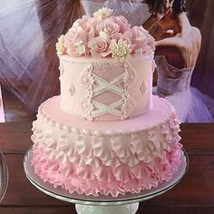 کیک تولد دخترانه ی گلهای خامه ای