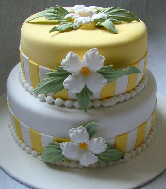 کیک تولد دخترانه گل با کیک پایه سفید و زرد|لیدی