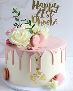 کیک تولد دخترانه گل با گل طبیعی شیری رنگ