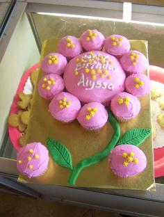کیک تولد دخترانه گل تزئین با کاپ کیک