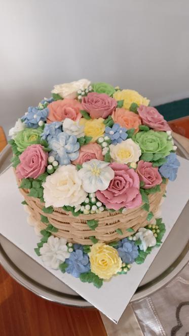 کیک تولد دخترانه گل تزئین به شکل سبد دایره ای پر گل|لیدی
