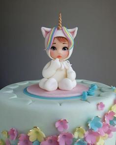 کیک تولد دخترانه تک شاخ بچه داخل لباس یونیکورن