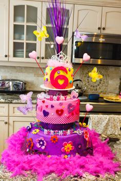 کیک تولد دخترانه فانتزی چند طبقه ترکیب گل و پروانه