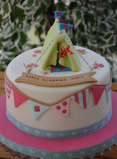 کیک تولد دخترانه فانتزی چادر صحرا با فوندانت