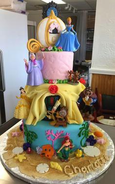 کیک تولد دخترانه فانتزی تمام شخصیت های کارتنی