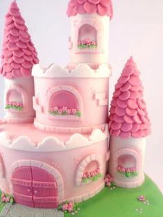 کیک تولد دخترانه فانتزی قلعه ی صورتی