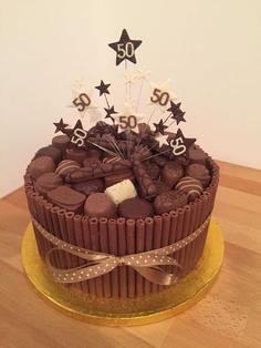 کیک تولد دخترانه شکلاتی با تزئین رول شکلات