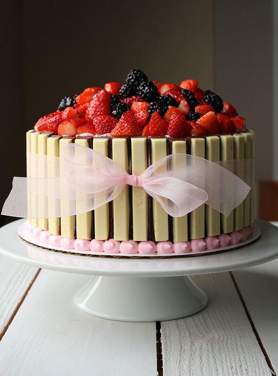 کیک تولد دخترانه شکلاتی با تزئین توت فرنگی و تمشک|لیدی