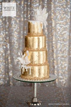 کیک تولد دخترانه طلایی با خامه ی سفید