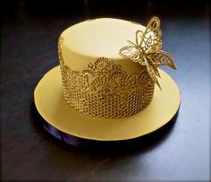 کیک تولد دخترانه طلایی ساده با تزئین پروانه