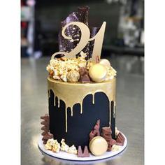 کیک تولد دخترانه طلایی با پایه مشکی مناسب بیست ساله