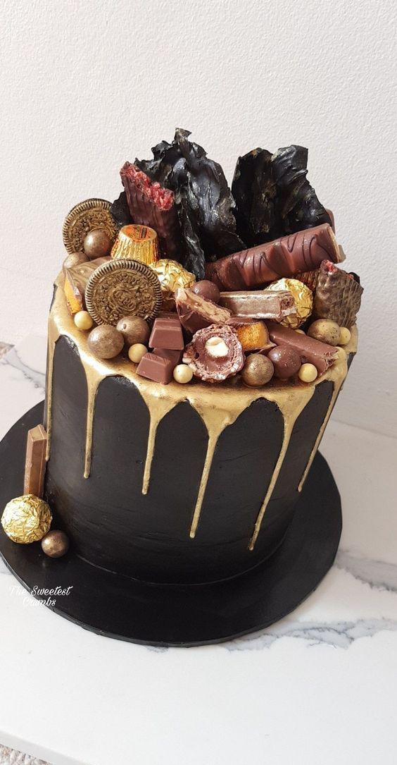 کیک تولد دخترانه طلایی با پایه ی مشکی و تزئین انواع شکلات|لیدی
