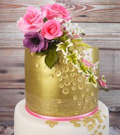کیک تولد دخترانه طلایی تزئین با گل طبیعی