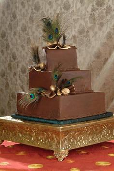 کیک تولد دخترانه شکلاتی با تزئین تم طاوس