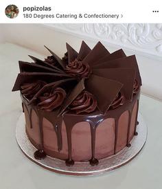 کیک تولد دخترانه شکلاتی تزئین با ورقه ی شکلات و گلهای شکلاتی
