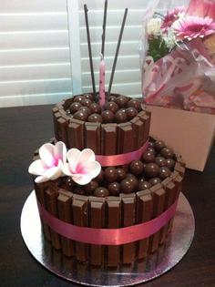 کیک تولد دخترانه شکلاتی با تزئین توپک شکلات