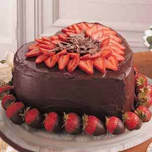 کیک تولد دخترانه شکلاتی به شکل قلب و تزئین توت فرنگی|لیدی