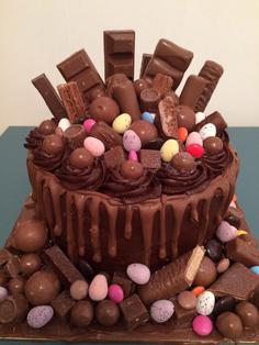 کیک تولد دخترانه شکلاتی شلوغ