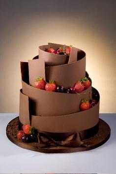 کیک تولد دخترانه شکلاتی شکل دادن به شکلات
