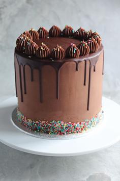 کیک تولد دخترانه شکلاتی ساده و کوچک
