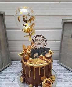 کیک تولد دخترانه شکلاتی با خامه ی طلایی