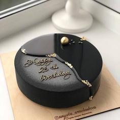 کیک تولد دخترانه مشکی ساده با تزئین بریلو
