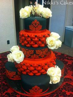 کیک تولد دخترانه مشکی با تم قرمز مشکی و تزئین گل طبیعی